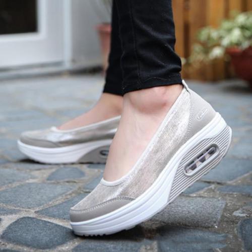 Women  Medium  Round-Toe Sneakers