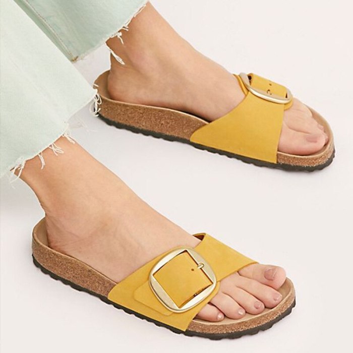 Flat Shoes Female Slippers Casual Platform Slides Low Rivet Big Size Slipers Women Luxury Summer 2021 PU Fashion Basic PVC Fabri
