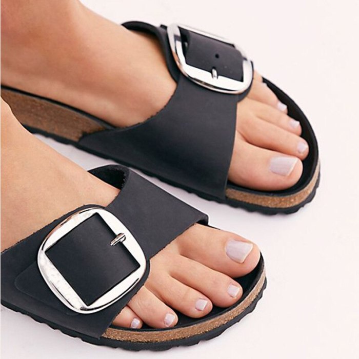 Flat Shoes Female Slippers Casual Platform Slides Low Rivet Big Size Slipers Women Luxury Summer 2021 PU Fashion Basic PVC Fabri