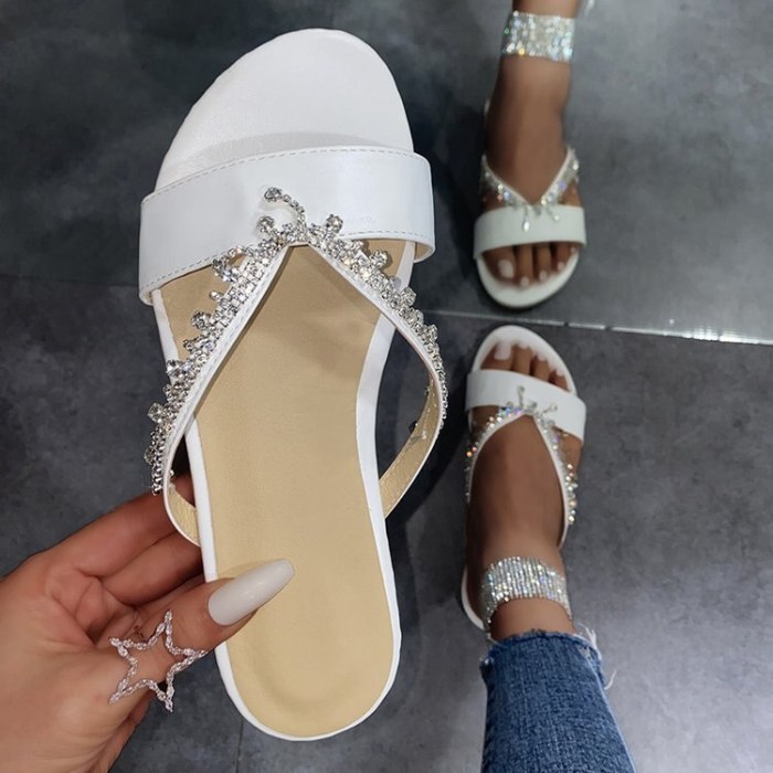 Big Size Slippers Women Summer Slides Shoes Rubber Flip Flops Fashion Low Pantofle Hawaiian Glitter Luxury 2021 Flat Crystal Hoo