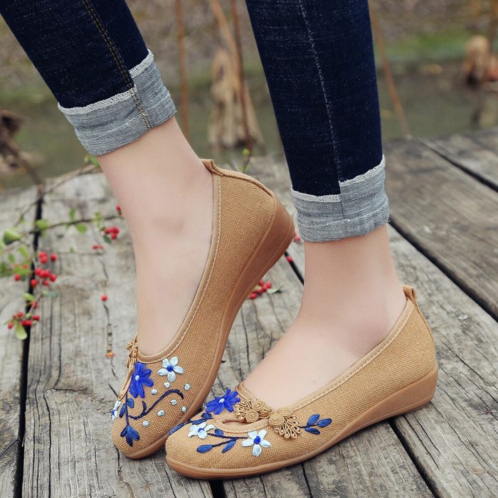 Women Slip on Breathable Casual Flats & Loafers