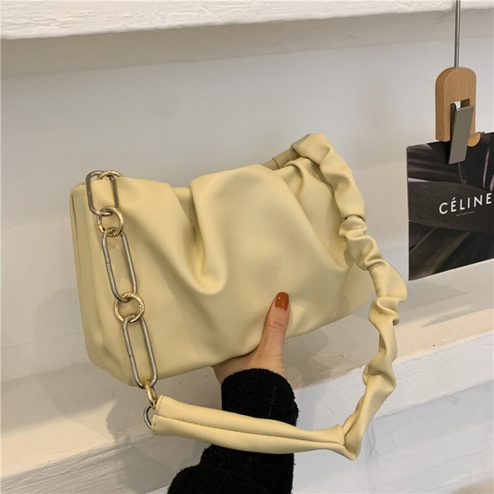 Popular woman bag new 2021 fashion one-shoulder messenger bag Korean version bag female fold popular chain small square bag tide