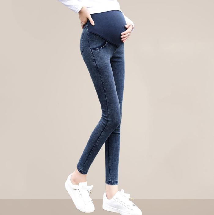 Pregnant women's feet, stretch stomach lift jeans