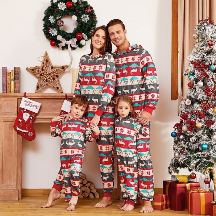 Family Matching Christmas Jumpsuit Hooded Mom Dad Daughter Son Bodysuit Girl Boy Sleepwear Outwear Baby Home Suit Xmas New Year