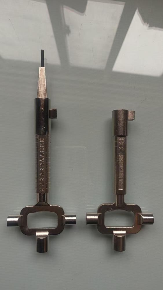 Screwing Tool and one set of auxiliary adjusting levers for lock cylinder