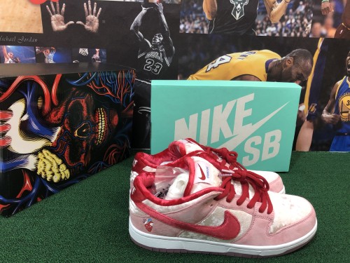 Nike SB Dunk Shoes pink 