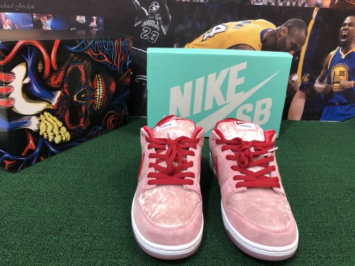 Nike SB Dunk Shoes pink 