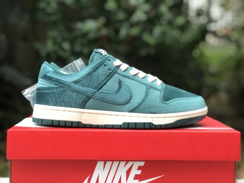 Nike Dunk Low “Green Velvet“