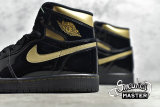 NIKE AIR JORDAN 1 RETRO HIGH OG BLACK/BLACK/METALLIC GOLD 555088-032