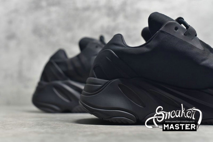 ADIDAS YEEZY BOOST 700 CORE BLACK/CORE BLACK-CORE BLACK FV4440