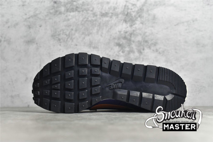 NIKE SACAI X VAPORWAFFLE DARK IRIS/CAMPFIRE ORANGE/WHITE DD1875-500