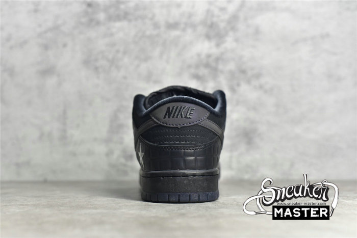 NIKE FAMILIA X SB DUNK LOW FIRST AVENUE BLACK/VOLTAGE PURPLE-WHITE DJ1159-001