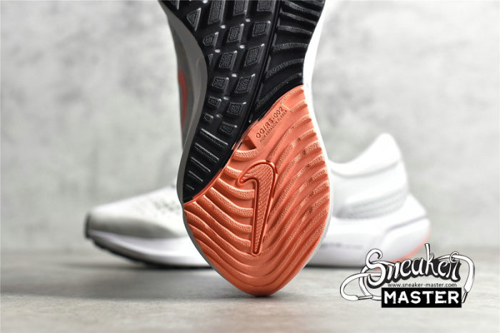 NIKE ZOOM VOMERO 15 WHITE/CRIMSON TINT/BLACK/CRIMSON PULSE CU1856-102