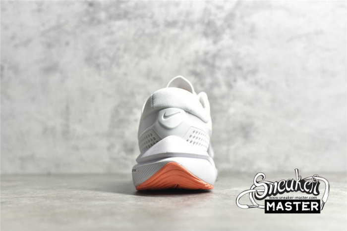 NIKE ZOOM VOMERO 15 WHITE/CRIMSON TINT/BLACK/CRIMSON PULSE CU1856-102