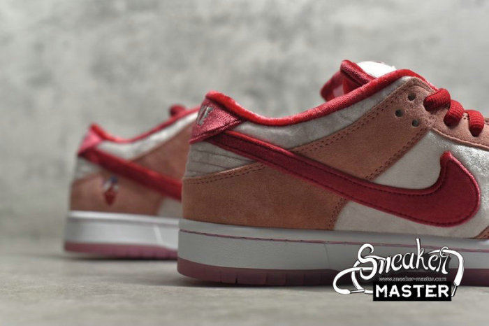 NIKE STRANGELOVE X DUNK LOW SB VALENTINE'S DAY BRIGHT MELON/GYM RED/MED SOFT PINK CT2552-800