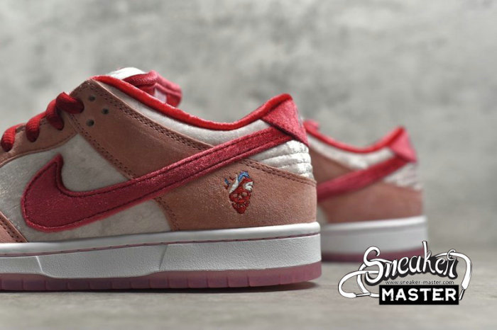 NIKE STRANGELOVE X DUNK LOW SB VALENTINE'S DAY BRIGHT MELON/GYM RED/MED SOFT PINK CT2552-800