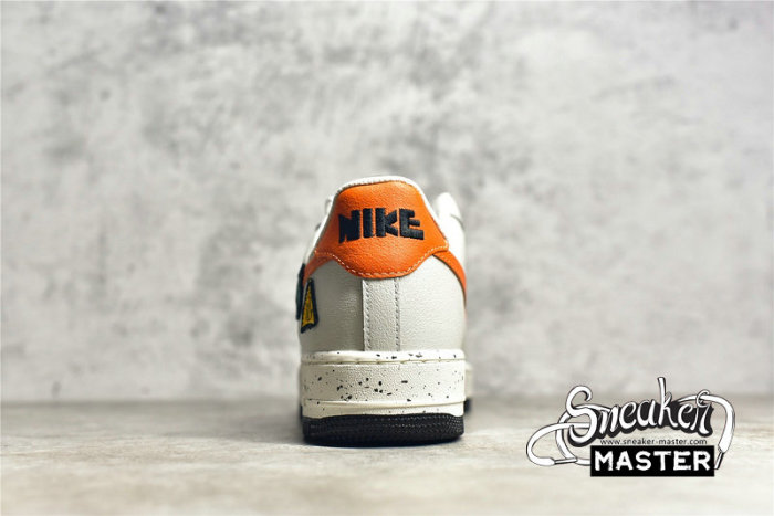 NIKE AIR FORCE 1 LOW LIGHT BONE/SAIL-WHITE-BLUE STONE-STARFISH ORANGE DO4657-081