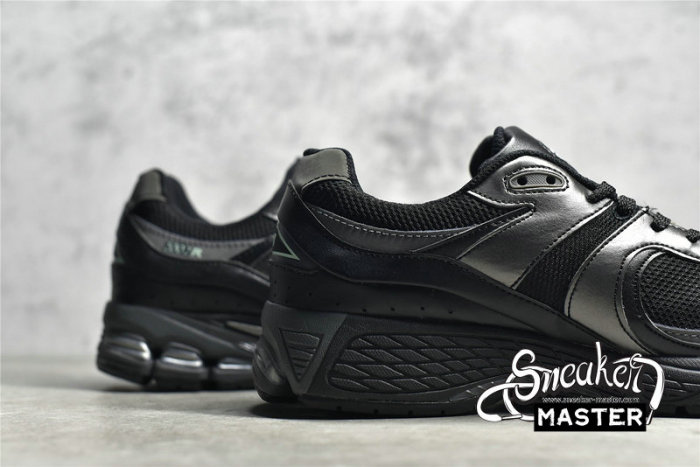 NEW BALANCE 2002R RUNNING SHOES BLACK/SILVER/GREEN M2002RLD
