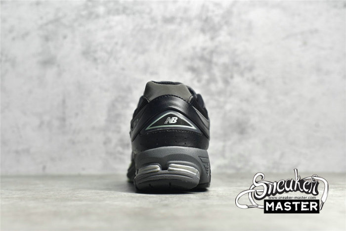 NEW BALANCE 2002R RUNNING SHOES BLACK/SILVER/GREEN M2002RLD