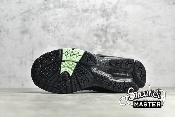 NEW BALANCE 2002R RUNNING SHOES BLACK/SILVER/GREEN M2002RLD