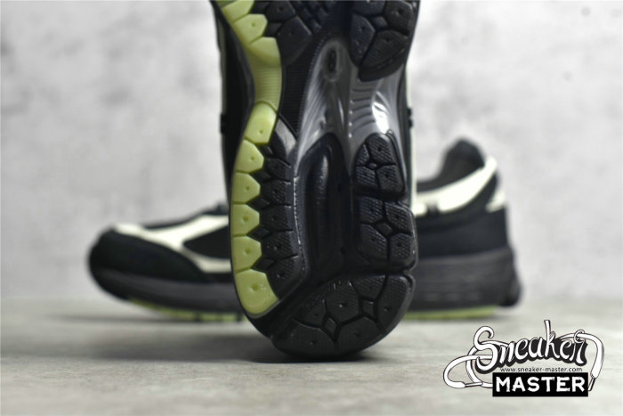 NEW BALANCE 2002R X RANDOMEVENT X UNIK BLACK/BLACK/WHITE ML2002RZ