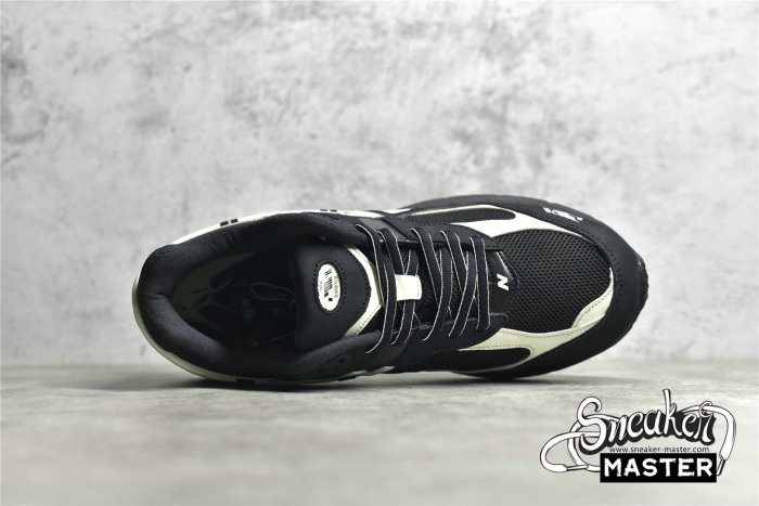 NEW BALANCE 2002R X RANDOMEVENT X UNIK BLACK/BLACK/WHITE ML2002RZ
