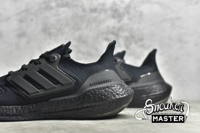 ADIDAS ULTRABOOST 22 CORE BLACK/CORE BLACK/CORE BLACK GZ0127
