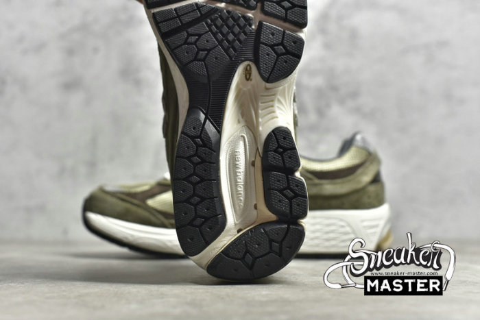 NEW BALANCE 2002R RUNNING SHOES OLIVE/OLIVE/OLIVE M2002RHN