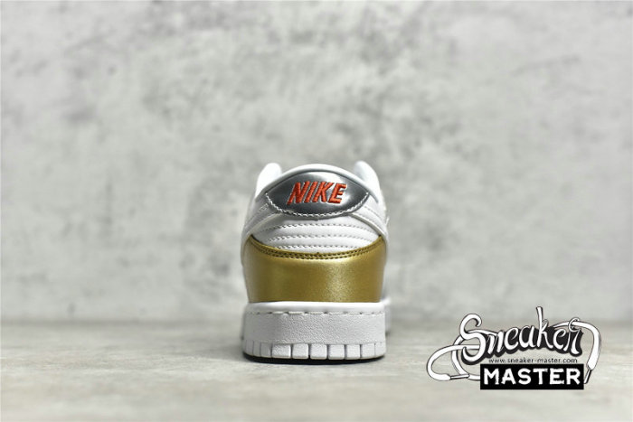 NIKE SB DUNK LOW SE WHITE/METALLIC GOLD/METALLIC SILVER DH4403-700
