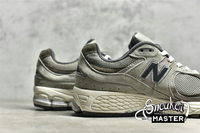 NEW BALANCE 2002R RUNNING SHOES WARM ALPACA/LIGHT CHALKBOARD M2002RAW