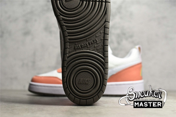 NIKE COURT BOROUGH LOW 2 SE GS WHITE/LIGHT MADDER ROOT/CAVE STONE/AURA DM1216-100