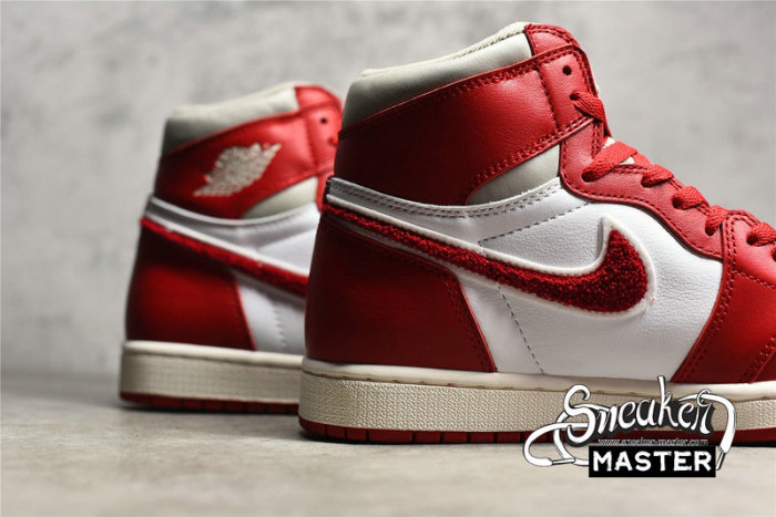 NIKE AIR JORDAN 1 HIGH OG NEWSTALGIA CHENILLE LIGHT IRON ORE/VARSITY RED/SAIL DJ4891-061