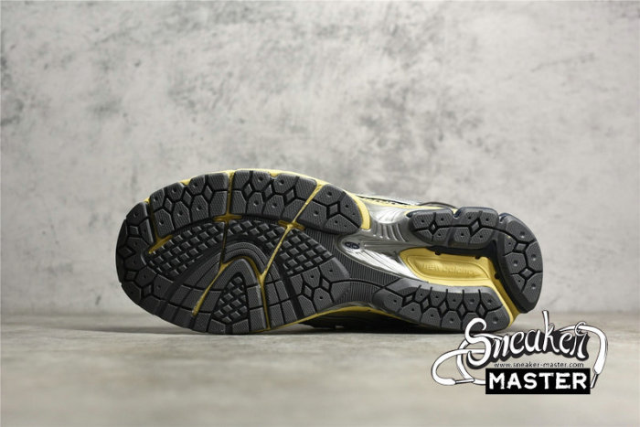 NEW BALANCE 1906R RUNNING SHOES X THISISNEVERTHAT GREY/METALLIC SILVER M1906RTI