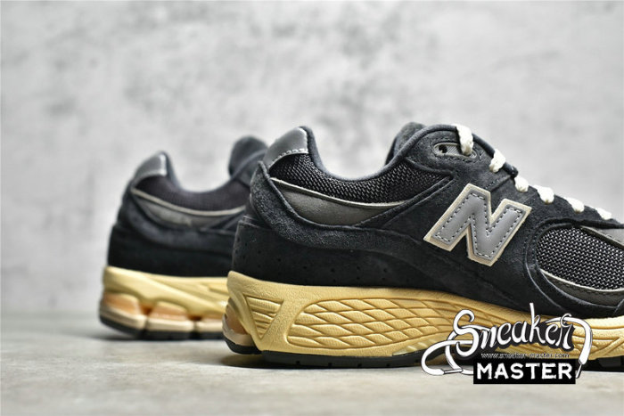 NEW BALANCE 2002R RUNNING SHOES BLACK/GREY/BEIGE M2002RHO