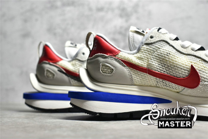 NIKE SACAI X VAPORWAFFLE SAIL/LIGHT BONE/GAME ROYAL/SPORT FUCHSIA CV1363-100