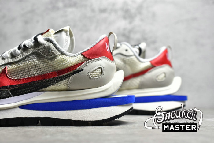 NIKE SACAI X VAPORWAFFLE SAIL/LIGHT BONE/GAME ROYAL/SPORT FUCHSIA CV1363-100