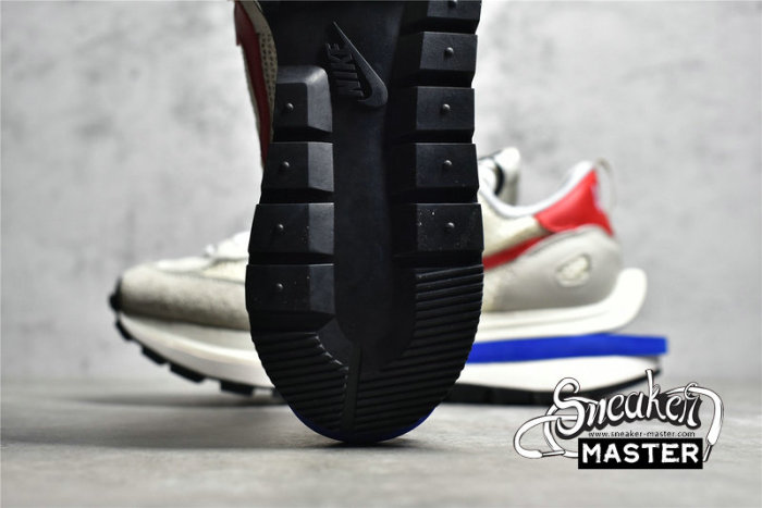 NIKE SACAI X VAPORWAFFLE SAIL/LIGHT BONE/GAME ROYAL/SPORT FUCHSIA CV1363-100