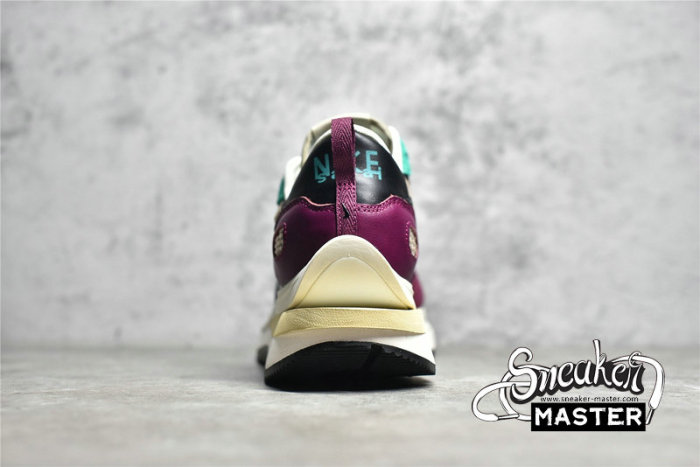 NIKE SACAI X VAPORWAFFLE SP STRING/BLACK/VILLAIN RED/NEPTUNE GREEN DD3035-200