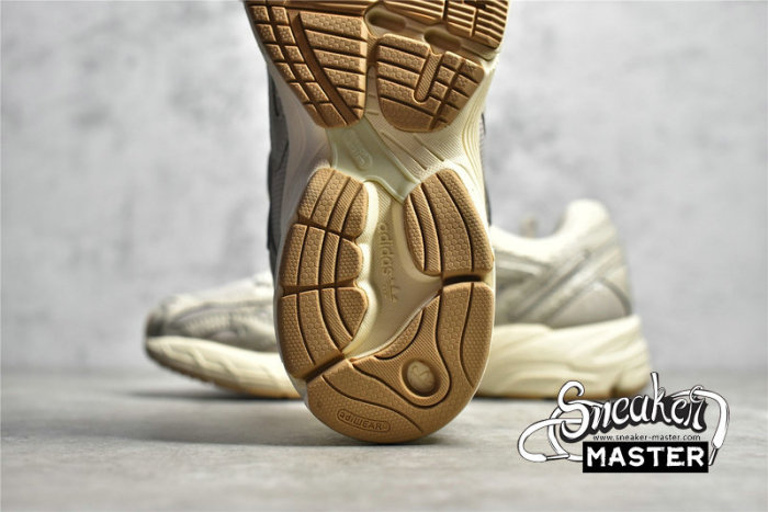 ADIDAS ASTIR SHOES WONDER WHITE/WONDER WHITE/GUM GV9200