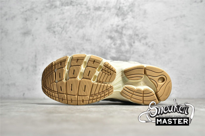 ADIDAS ASTIR SHOES WONDER WHITE/WONDER WHITE/GUM GV9200