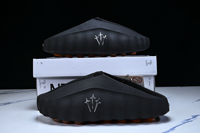 HQ4309-002 MIND 001 MASSAGE SLIPPERS BLACK/BLACK/BLACK