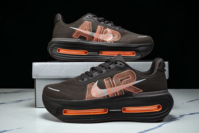 IQ7314-200 VOMERO PREMIUM CINNAMON/BROWN BASALT/BRONZE ECLIPSE/HYPER CRIMSON/TEAM ORANGE