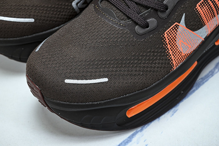 IQ7314-200 VOMERO PREMIUM CINNAMON/BROWN BASALT/BRONZE ECLIPSE/HYPER CRIMSON/TEAM ORANGE