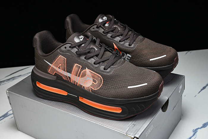IQ7314-200 VOMERO PREMIUM CINNAMON/BROWN BASALT/BRONZE ECLIPSE/HYPER CRIMSON/TEAM ORANGE