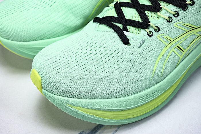 1011C127-300 GEL NIMBUS 28 LOW-TOP RUNNING SHOES VITAL GREEN/ILLUMINATE GREEN