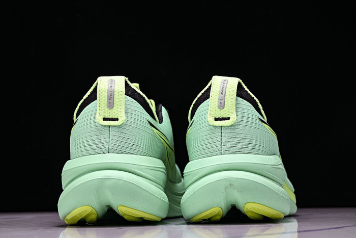 1011C127-300 GEL NIMBUS 28 LOW-TOP RUNNING SHOES VITAL GREEN/ILLUMINATE GREEN