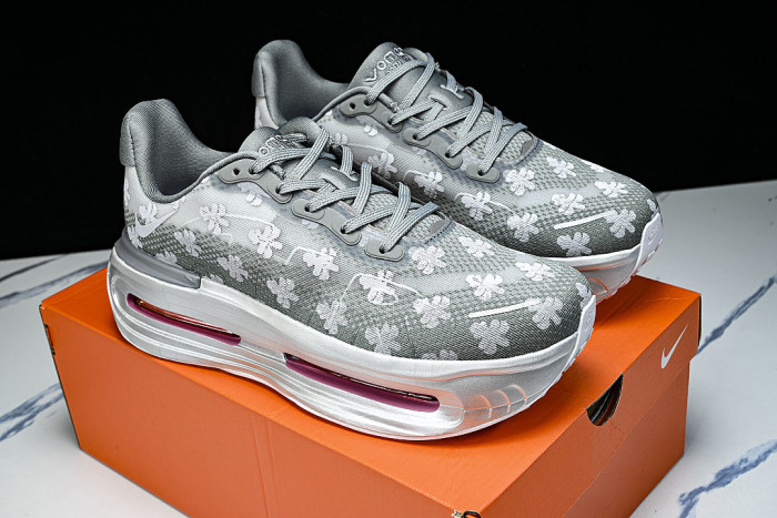 IQ0028-001 VOMERO PREMIUM QS GEYSER GREY/METALLIC SILVER/DARK STEEL GREY/PEONY