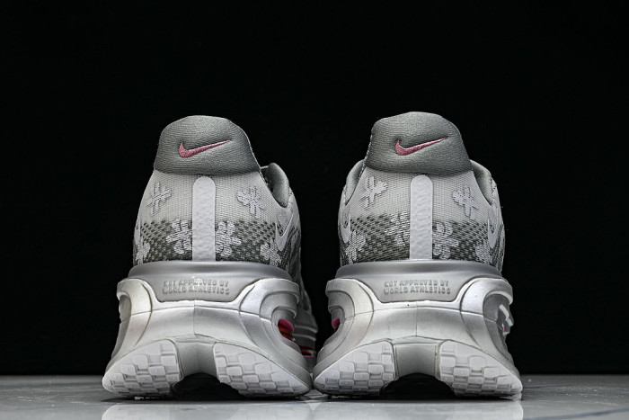 IQ0028-001 VOMERO PREMIUM QS GEYSER GREY/METALLIC SILVER/DARK STEEL GREY/PEONY
