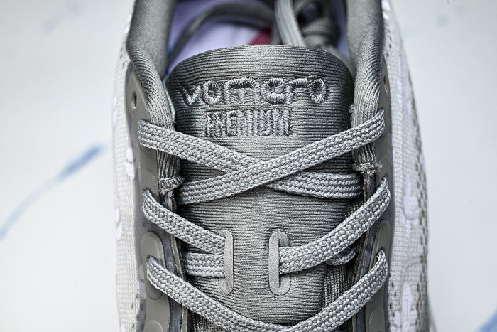 IQ0028-001 VOMERO PREMIUM QS GEYSER GREY/METALLIC SILVER/DARK STEEL GREY/PEONY