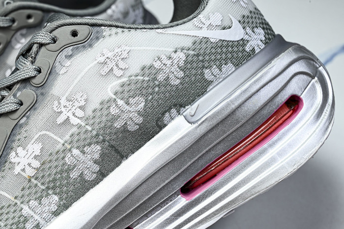 IQ0028-001 VOMERO PREMIUM QS GEYSER GREY/METALLIC SILVER/DARK STEEL GREY/PEONY